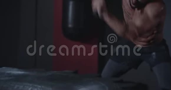 一个强壮的运动员用悍马在一个非常集中的大轮胎上练习视频的预览图
