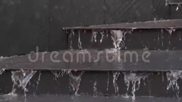 城市里的洪水喷泉上瀑布的特写水从楼梯上跑下来视频的预览图