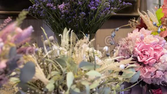 干燥的紫色格子花出售周围是花束与其他花视频的预览图