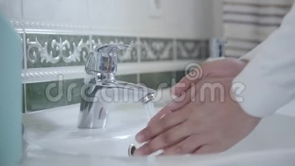男性用水洗手的特写侧视图做卫生程序的不可辨认的整洁的人健康视频的预览图