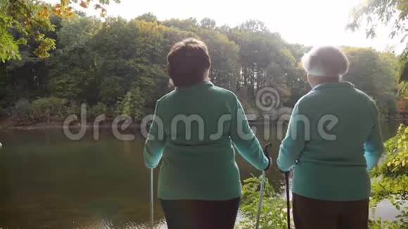 北欧行走后休息的老年妇女视频的预览图