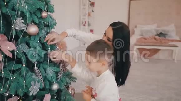 母子装饰圣诞树视频的预览图