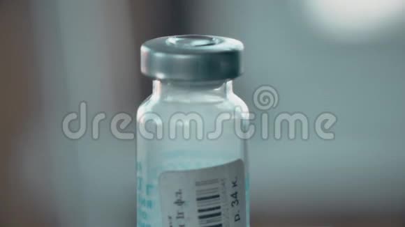 前景中的药瓶从窗口到街道的视图检疫视频的预览图
