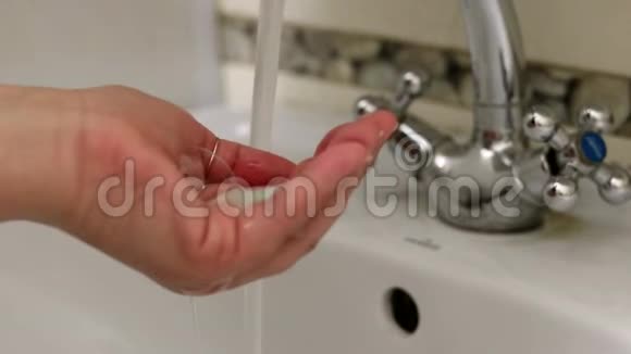 女人用肥皂在水龙头下洗手预防病毒冠状病毒卫生理念手细视频的预览图