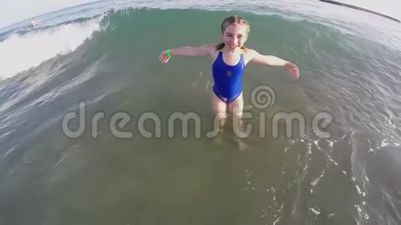快乐的女孩我跳在高高的海浪上视频的预览图