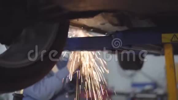 男性不可辨认白种人汽车机械焊接车专业在维修店工作职业职业视频的预览图