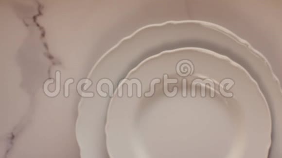 大理石桌上的空白瓷盘桌景晚餐装饰平躺顶部看食物录像作为食谱视频的预览图