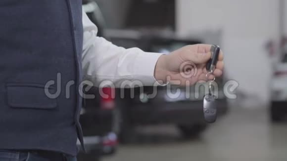 为无法辨认的工人提供汽车钥匙的男性白种人的特写业主给他的汽车修理视频的预览图