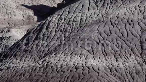 在阳光明媚的日子里画的沙漠不同的沉积岩和粘土被水冲走美国石化森林国家公园视频的预览图