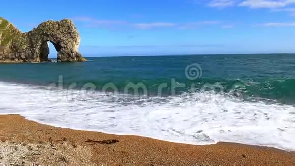 跨栏门和巨浪拍摄于英格兰多塞特海滩视频的预览图
