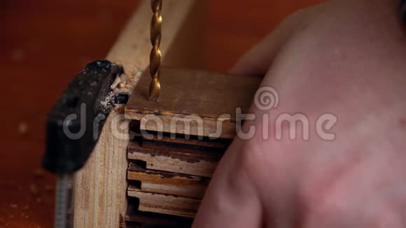 木制木板上的金属钻孔视频的预览图