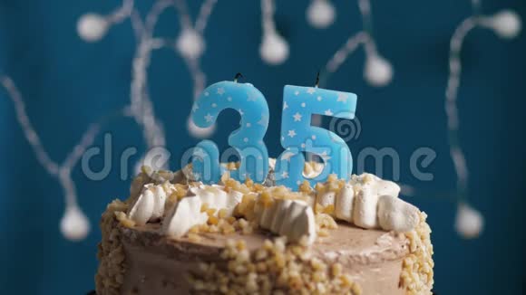 生日蛋糕蓝色背景上有35支蜡烛蜡烛吹灭了慢动作和特写视频的预览图