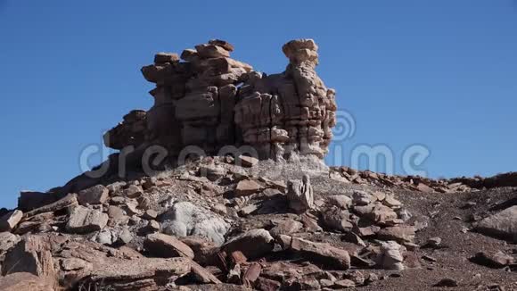 红色砂岩岩层被水和风侵蚀了几千年美国亚利桑那州石化森林国家公园视频的预览图