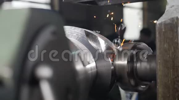 金属铣床在工厂磨削金属细节时的特写机械和专业设备视频的预览图