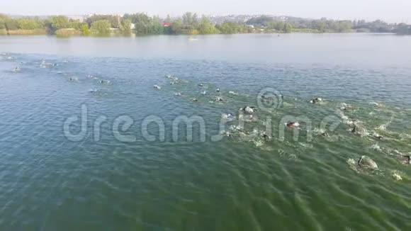 游泳运动员在河上游泳慢动作比赛视频的预览图