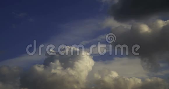 积雨云在运动时间流逝戏剧性的蓝天视频的预览图