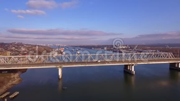 在一条宽阔的河上有一座大桥上面有汽车从空中射击视频的预览图