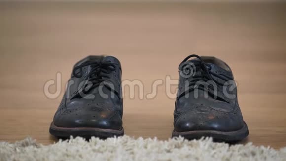 黑色布罗吉鞋的特写站在地板上雄性白种人的脚走了上来年轻人穿上靴子视频的预览图