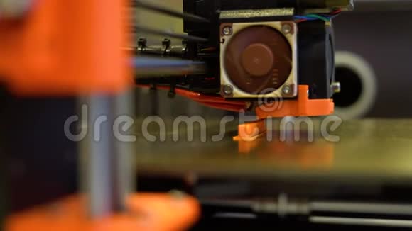 自动三维打印机执行产品创建现代3D打印或添加剂制造和机器人视频的预览图