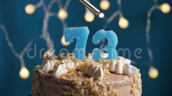 生日蛋糕上有73根蜡烛在蓝色的背景上蜡烛吹灭了慢动作和特写视频的预览图