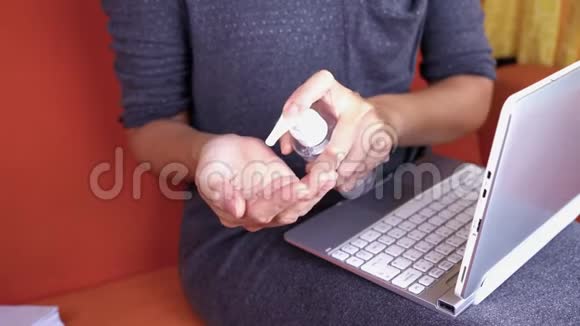 女性使用凝胶酒精清洁手身体健康视频的预览图