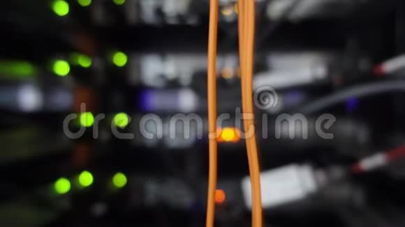 服务器机房背景上的橙色电缆动态摄像机视频的预览图