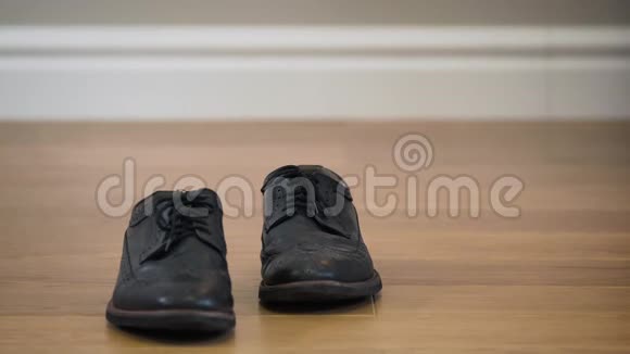 黑色时髦的布罗吉靴子站在木地板上优雅皮鞋的特写时尚时尚视频的预览图