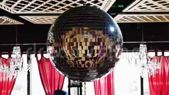 在餐厅旋转镜子迪斯科球镜面迪斯科球效果对晚会慢动作旋转迪斯科舞厅视频的预览图