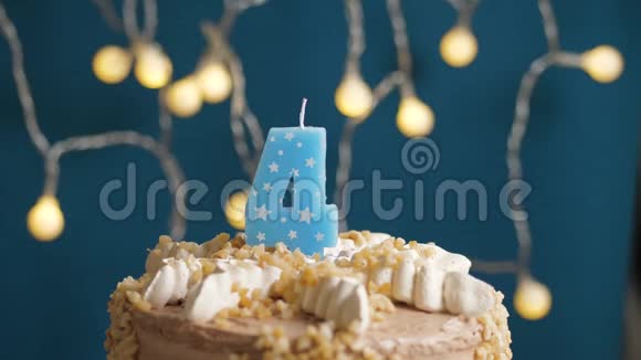 生日蛋糕蓝色背景上有4根蜡烛蜡烛吹灭了慢动作和特写视频的预览图
