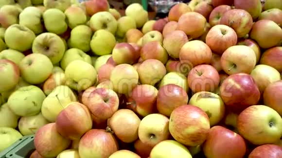 农贸市场苹果市场上精选的红苹果视频的预览图