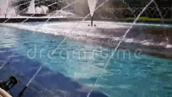 喷泉以拱形形式喷水视频的预览图