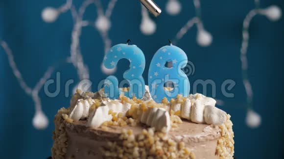 生日蛋糕蓝色背景上有36根蜡烛蜡烛吹灭了慢动作和特写视频的预览图