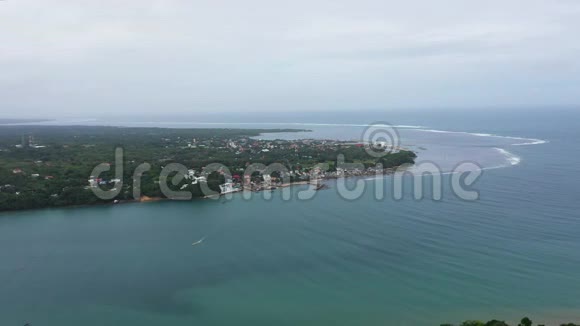 小镇设有酒店和岛上的一个码头鸟瞰博里瑙市吕宋岛视频的预览图