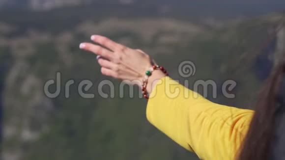 年轻女子在山上跳着冥想舞蹈特写手视频的预览图