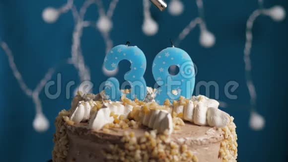 生日蛋糕蓝色背景上有39支蜡烛蜡烛吹灭了慢动作和特写视频的预览图