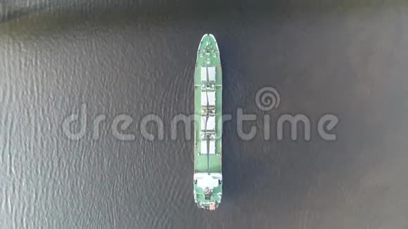 悬索桥下货船通过的高空钻影像视频的预览图