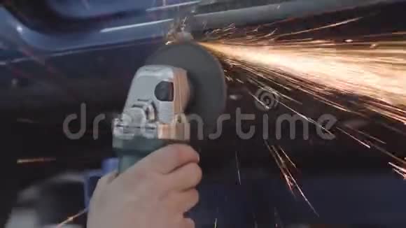 特写金属磨床工作专业汽车修理工在修理厂修理汽车工作专业设备视频的预览图