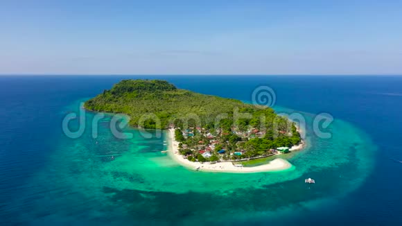 菲律宾莱特岛希莫基兰岛热带岛屿有村庄和白色海滩视频的预览图