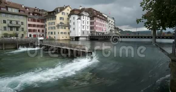 位于瑞士鲁斯河上卢塞恩老城区中心的旧大坝纳德尔维尔视频的预览图