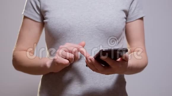 女人把智能手机擦在衣服上把它从细菌中清除视频的预览图