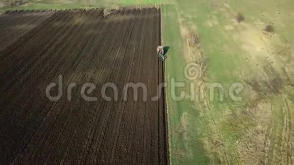 用拖拉机进行倒耕的农业耕地全景视频的预览图