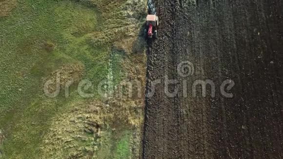 用拖拉机进行倒耕的农业耕地全景视频的预览图