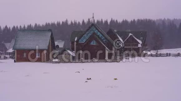 一个积雪覆盖的村庄冬季风暴4k视频的预览图
