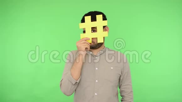 社交网络阳性的黑发男子穿着衬衫脸上有黄色的大哈希标志色度键视频的预览图