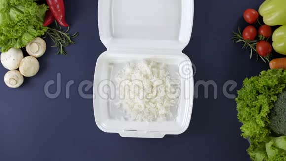 用发泡胶盒包装外卖食品新鲜外卖套餐包括米饭和蔬菜视频的预览图