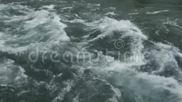 强烈的水流在山河特写视频的预览图