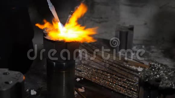 冶金学焊接设备黄色火焰熔化金属在缓慢运动工厂和工业概念合并视频的预览图