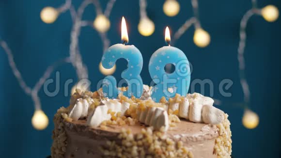 生日蛋糕39号蜡烛和闪闪发光的蓝色背景慢速运动和特写镜头视频的预览图