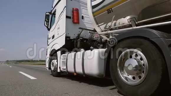 加油机油车高速公路上的卡车高速公路上的超速卡车视频的预览图