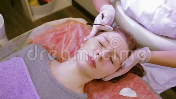 美容师在矫正前对病人眉毛进行梳理和消毒视频的预览图